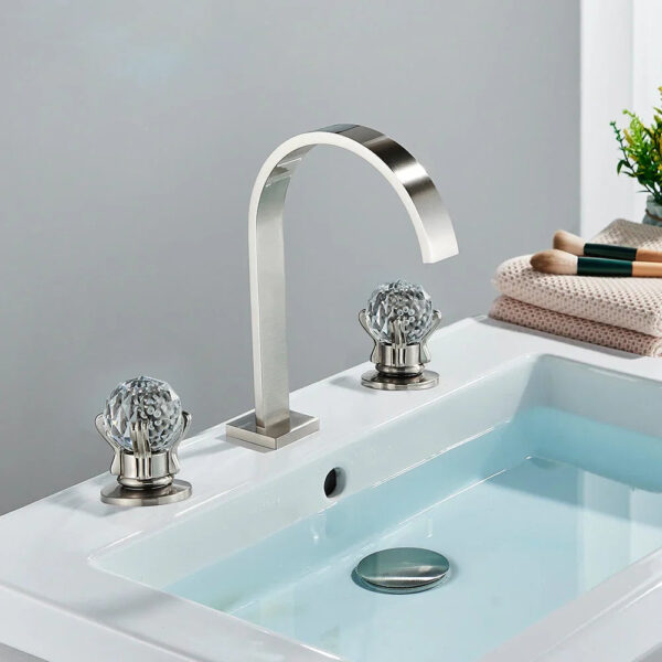 Robinet mitigeur lavabo trois trous avec poignées sphériques