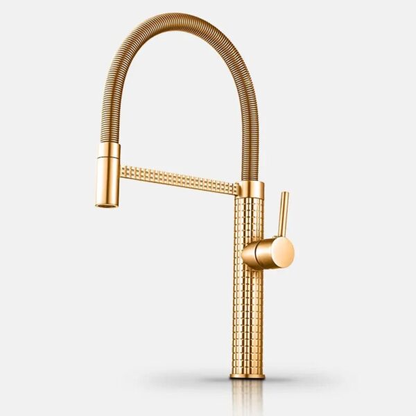 Robinet mitigeur cuisine finition dorée avec motifs sculptés